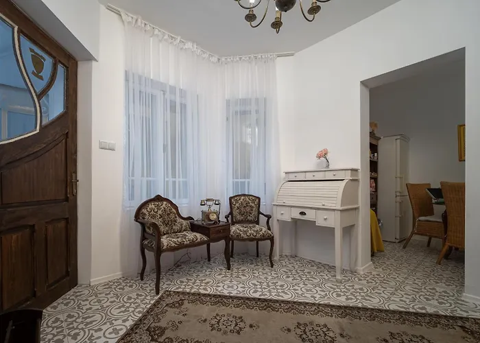 Beehive Hotel And Coworking